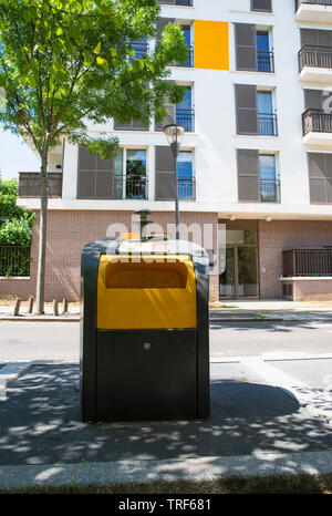 Poubelles dans un centre-ville de Massy en France en face d'un bâtiment Banque D'Images