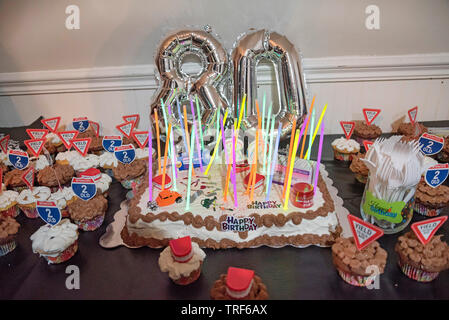 80e anniversaire gâteaux et cupcakes décorés pour un mécanicien automobile bien-aimé. Banque D'Images