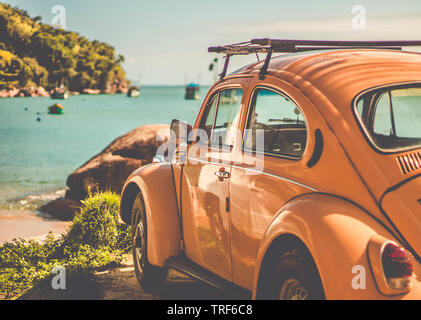 UBATUBA/SAO PAULO/BRÉSIL - 09.09.2018: Parking Volkswagen Beetle au bord de la mer. Voiture en face de l'océan paysage Banque D'Images