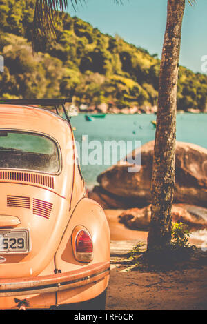 UBATUBA/SAO PAULO/BRÉSIL - 09.09.2018: Parking Volkswagen Beetle au bord de la mer. Voiture en face de l'océan paysage Banque D'Images