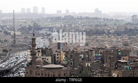 Le Caire, Egypte - 24 Février 2010 : Panorama de la vieille ville à partir de la Citadelle du Caire, Égypte. Banque D'Images