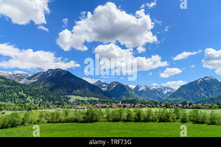 Au début de l'été, Oberstdorf niché entre de l'impressionnante montagne de l'Alpes d'Allgäu Banque D'Images