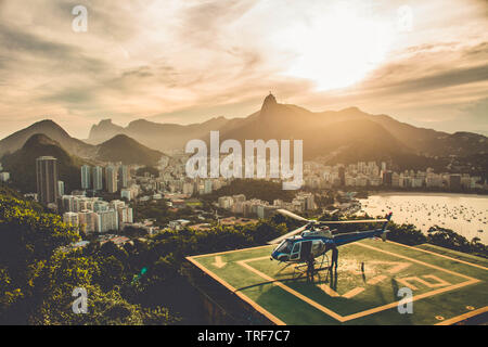 RIO DE JANEIRO, BRÉSIL, 01 AVRIL 2018 : héliport avec vol en hélicoptère à pao de açucar, Rio de Janeiro. Christ Rédempteur en arrière-plan Banque D'Images