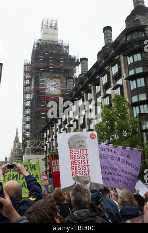 Des manifestants dans le Parlement qui manifestent contre le Président Trump sa visite d'état du Royaume-Uni. Banque D'Images