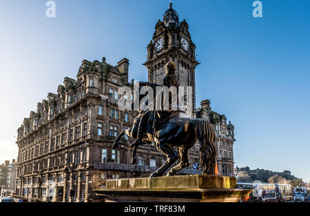 Statue du duc de Wellington, Waterloo Place avec Balmoral Hotel Banque D'Images