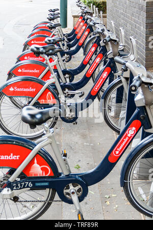 Une rangée de Santander de location de vélos, également connu sous le nom de 'Boris Bikes', vert à Islington, Londres, Royaume-Uni Banque D'Images