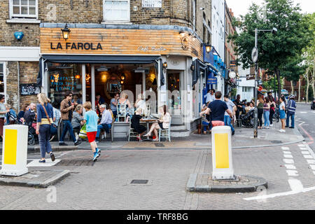 Diners en plein air à l'extérieur restaurant La Farola sur Upper Street, London, UK Banque D'Images