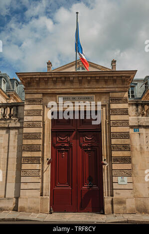 Drapeaux français au-dessus de la porte en bois au mur de pierre en un jour nuageux à Paris. L'un des plus impressionnants du monde centre culturel en France. Banque D'Images
