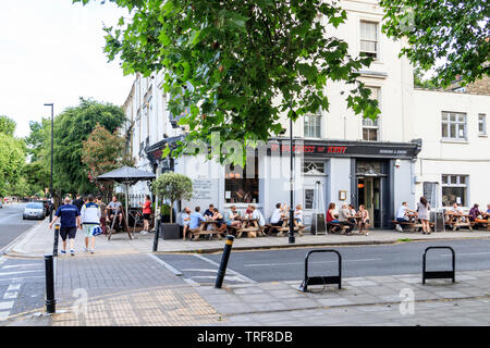 En dehors de la buveurs duchesse de Kent Pub au coin de rue et Ellington Liverpool Road, Londres, Royaume-Uni, par une chaude soirée de juin Banque D'Images