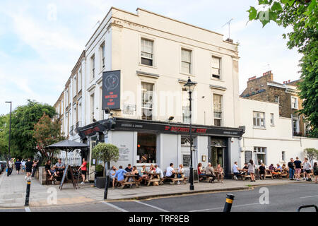 En dehors de la buveurs duchesse de Kent Pub au coin de rue et Ellington Liverpool Road, Londres, Royaume-Uni, par une chaude soirée de juin Banque D'Images