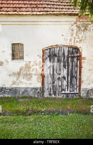 Ancienne en bois porte fermée d'une maison abandonnée. Banque D'Images