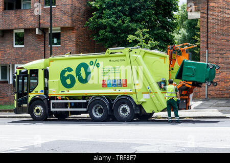 Un conseil d'Islington rendant son camion de recyclage collecte hebdomadaire dans une rue résidentielle, London, UK Banque D'Images