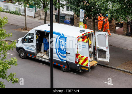 Un entretien de l'eau Thames van et trois hommes par le côté de la route à Islington, Londres, Royaume-Uni Banque D'Images