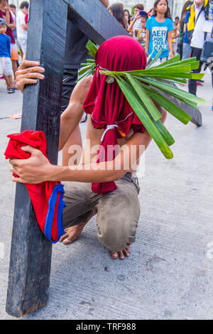 Filippino participant à une reconstitution de crucifixion du vendredi Saint à Pampanga aux Philippines Banque D'Images