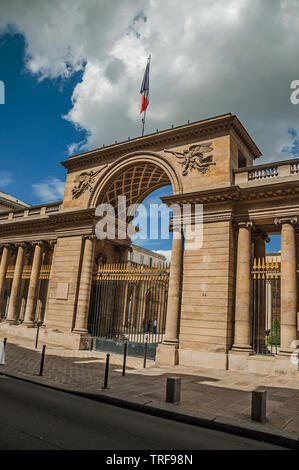 Drapeau français sur arche en pierre et porte en fer d'or richement décoré en journée ensoleillée à Paris. L'un des plus impressionnants du monde centre culturel en France. Banque D'Images