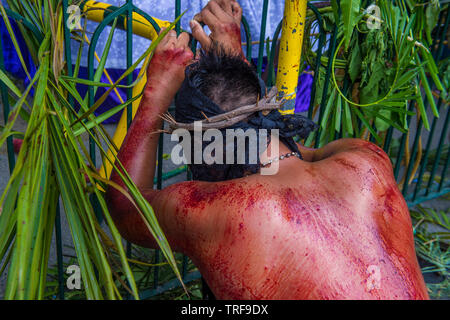 PAMPANGA, PHILIPPINES - le 19 avril : Filippino homme himselve whip pendant une bonne crucifixion le vendredi re-enactment à Pampanga aux Philippines le 19 avril Banque D'Images