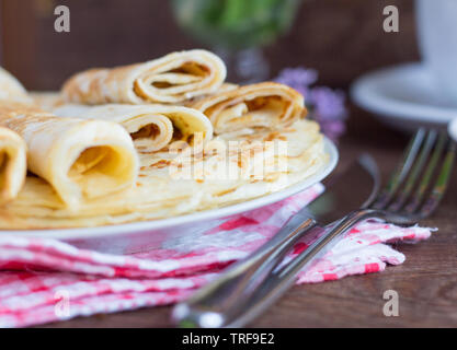 De délicieuses crêpes au fromage close-up, Petit-déjeuner rustique Banque D'Images