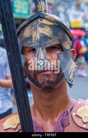 Filippino participant à une reconstitution de crucifixion du vendredi Saint à Pampanga aux Philippines Banque D'Images