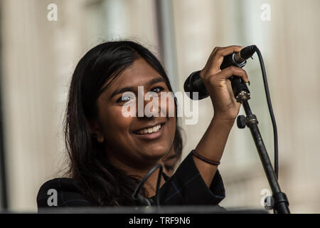 4 juin ,2019.. London,UK. Ash Sarkar, journaliste et militant politique s'adresse à la foule sur Whitehall. Des dizaines de milliers signe de protestation dans le centre de Londres, dans une manifestation nationale contre le Président Donald Trumps visite d'État du Royaume-Uni. Les manifestants se sont rassemblés à Trafalgar Square avant de marcher jusqu'à Whitehall, Downing Street, où se réunissait l'Atout Premier ministre britannique Theresa May. David Rowe/Alamy Live News. Banque D'Images