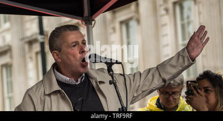 4 juin ,2019.. London,UK. Mark Serwotka, Secrétaire général de l'union PC s'adresse à la foule sur Whitehall. Des dizaines de milliers signe de protestation dans le centre de Londres, dans une manifestation nationale contre le Président Donald Trumps visite d'État du Royaume-Uni. Les manifestants se sont rassemblés à Trafalgar Square avant de marcher jusqu'à Whitehall, Downing Street, où se réunissait l'Atout Premier ministre britannique Theresa May. David Rowe/Alamy Live News. Banque D'Images