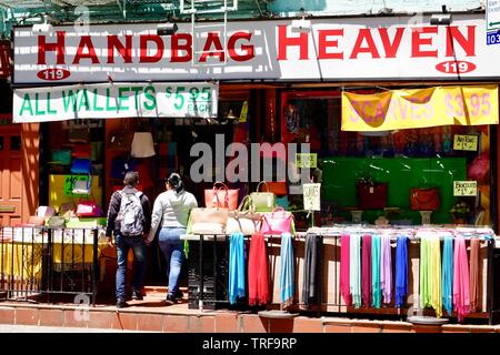 Couple entrant dans le ciel, sac boutique, magasin sur Mulberry Street dans le quartier chinois, Manhattan, New York, NY Banque D'Images