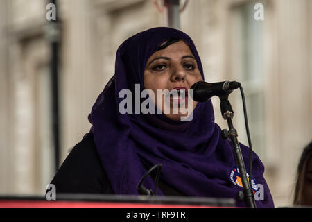 Londres, Royaume-Uni. 4 juin, 2019. Des dizaines de milliers signe de protestation dans le centre de Londres, dans une manifestation nationale contre le Président Donald Trumps visite d'État du Royaume-Uni. Les manifestants se sont rassemblés à Trafalgar Square avant de marcher jusqu'à Whitehall, Downing Street, où se réunissait l'Atout Premier ministre britannique Theresa May. David Rowe/Alamy Live News. Banque D'Images