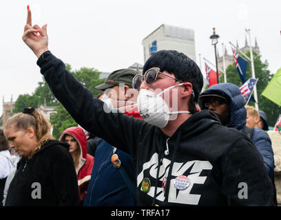 4 juin 2019. Londres, Royaume-Uni. Trump anti rassemblement à Westminster. L'Asie montre un manifestant en colère geste grossier à l'emporter sur les supporters. Banque D'Images