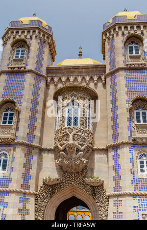 La représentation d'un ver, symbolisant l'allégorie de la création du monde. Palais National de Pena, Sintra, Portugal. Banque D'Images