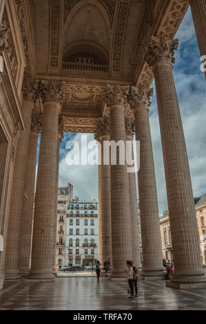 Les gens et les colonnes à l'entrée du Panthéon en style néo-classique à Paris. L'un des plus impressionnants du monde centre culturel en France. Banque D'Images