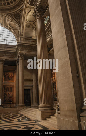 Panthéon vue de l'intérieur avec plafond, des colonnes et des peintures richement décorée à Paris. L'un des plus impressionnants du monde centre culturel en France. Banque D'Images