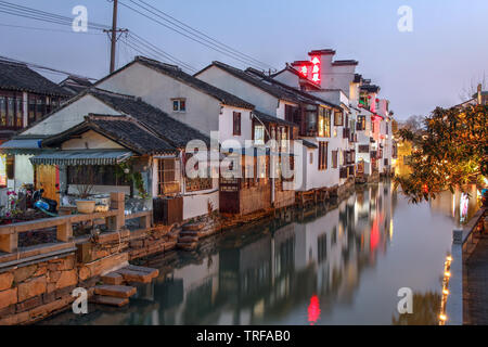 Scène crépusculaire à Suzhou, Chine avec ses maisons historiques le long du canal Lu Pingjiang Banque D'Images