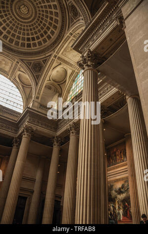 Panthéon vue de l'intérieur avec des colonnes et des peintures richement décorée à Paris. L'un des plus impressionnants du monde centre culturel en France. Banque D'Images