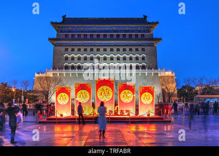 Crépuscule sur la porte Zhengyangmen (colloqually connu comme Porte Qianmen) garde l'entrée sud de la vieille ville de Pékin, en Chine. Nouveau chinois Banque D'Images