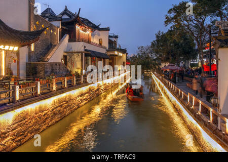 Scène crépusculaire à Suzhou, Chine avec ses maisons historiques le long des canaux. Banque D'Images