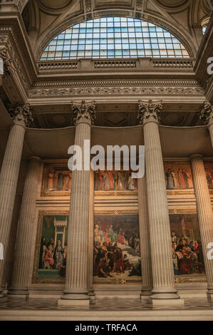 Panthéon vue de l'intérieur avec des colonnes et des peintures richement décorée à Paris. L'un des plus impressionnants du monde centre culturel en France. Banque D'Images