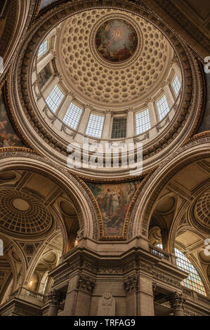 Coloré et richement décorée et le plafond du dôme du Panthéon à Paris. L'un des plus impressionnants du monde centre culturel en France. Banque D'Images