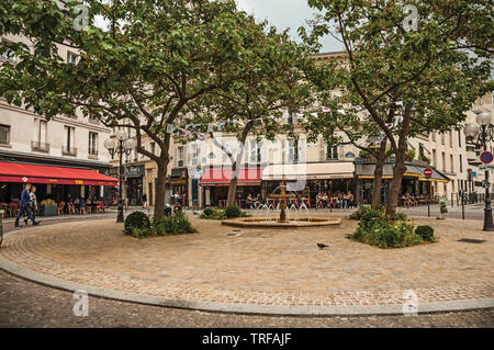 Petite place avec fontaine, arbres et restaurants dans le Quartier Latin à Paris. L'un des plus impressionnants du monde centre culturel en France. Banque D'Images