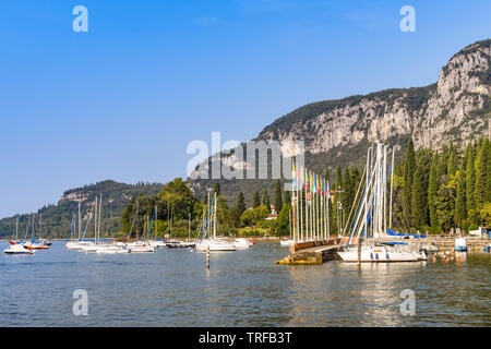 GARDA, Lac de Garde, ITALIE - Septembre 2018 : Bateaux à voile dans le port de l'tonw de Garda, sur le lac de Garde. Banque D'Images