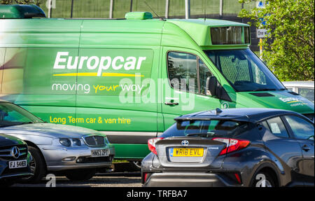 De l'aéroport Heathrow de Londres, ANGLETERRE - Mars 2019 : Grand service van de la voiture et van la société de location Europcar garé au dépôt à Londres Heathrow Airport Banque D'Images