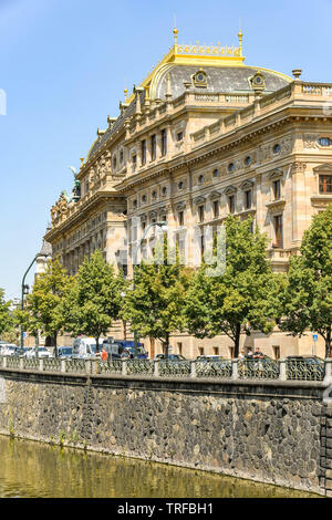 PRAGUE, RÉPUBLIQUE TCHÈQUE - Juillet 2018 : Le Théâtre National et l'opéra sur les rives de la rivière Vltava à Prague. Banque D'Images