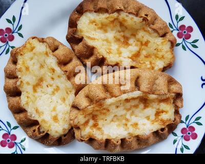 Les tartes de Carélie finlandaise traditionnelle sur une assiette. Banque D'Images