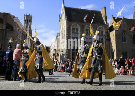 Le cortège de l'arbre d'or. Bruges. Belgique. Le concours de l'arbre d'or. Bruges. Belgique. Banque D'Images