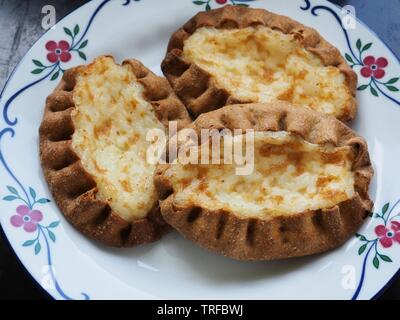 Les tartes de Carélie finlandaise traditionnelle sur une plaque Banque D'Images