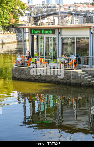 PRAGUE, RÉPUBLIQUE TCHÈQUE - Juillet 2018 : Des gens assis sur les tables sur la terrasse extérieure de la station d'jazz bar sur la rivière Vltava à Prague Banque D'Images