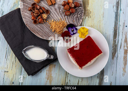 Traditionnel turc Trilece crème dessert Caramel gâteau. Sweet présentation concept sur table en bois. Banque D'Images