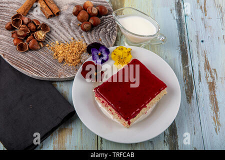 Traditionnel turc Trilece crème dessert Caramel gâteau. Sweet présentation concept sur table en bois. Banque D'Images