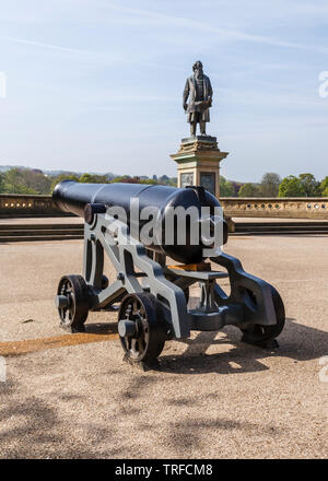 L'un des deux le Colonel William Dundas 68 pounder canons et la statue commémorative de Sir Titus Salt iRoberts Park, Saltaire, Bradford, West Yorkshire Banque D'Images