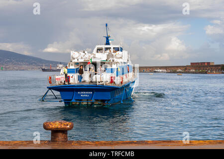 Naples, Italie - 30 mai 2019 : petit bateau à passagers appareille du port vers l'île de Procida dans le golfe de Naples. Banque D'Images