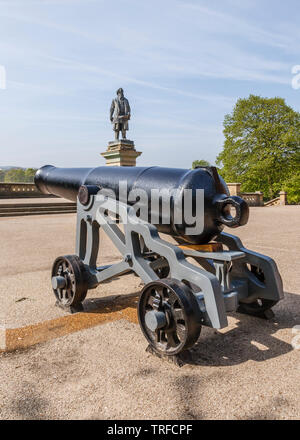 L'un des deux le Colonel William Dundas 68 pounder canons et la statue commémorative de Sir Titus Salt iRoberts Park, Saltaire, Bradford, West Yorkshire Banque D'Images