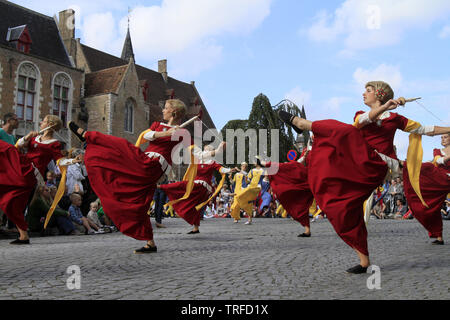 Le cortège de l'arbre d'or. Bruges. Belgique. Le concours de l'arbre d'or. Bruges. Belgique. Banque D'Images